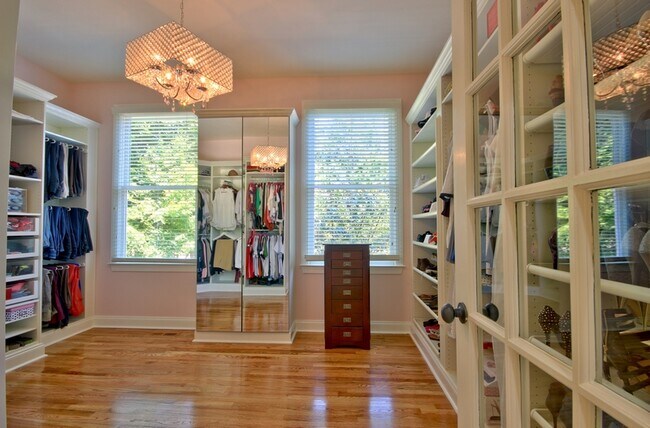 Building Photo - 335 Birkdale Dr