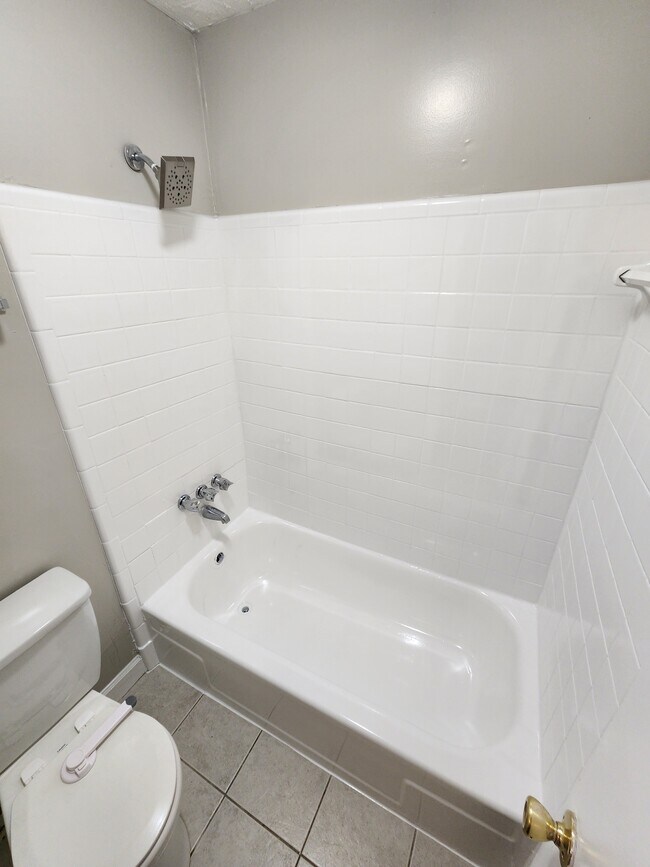 Building Photo - 9400 Roberts Dr