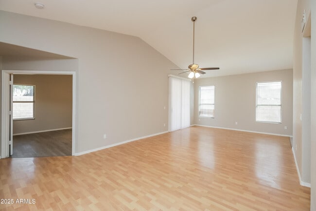 Building Photo - 588 E Devon Dr