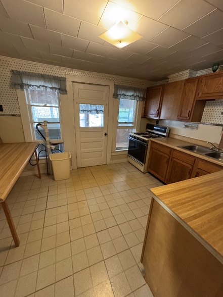 Building Photo - 2026 S Hooker St