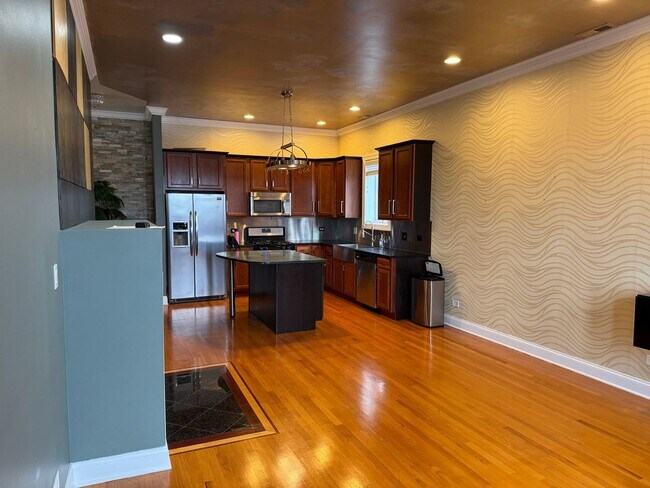 Building Photo - Luxurious, Galewood Penthouse Condo 3BR/2BA