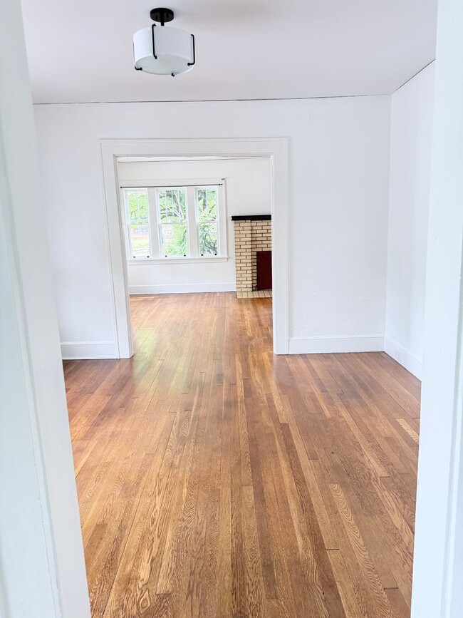 Building Photo - West Asheville Bungalow. 2 bedrooms, 1 bathroom. Great location!