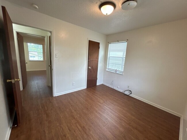 Building Photo - 1205 Kathey Dr