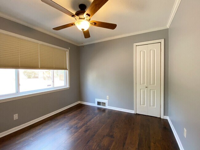 Building Photo - Beautiful 3 bedroom Prairie Village Home!