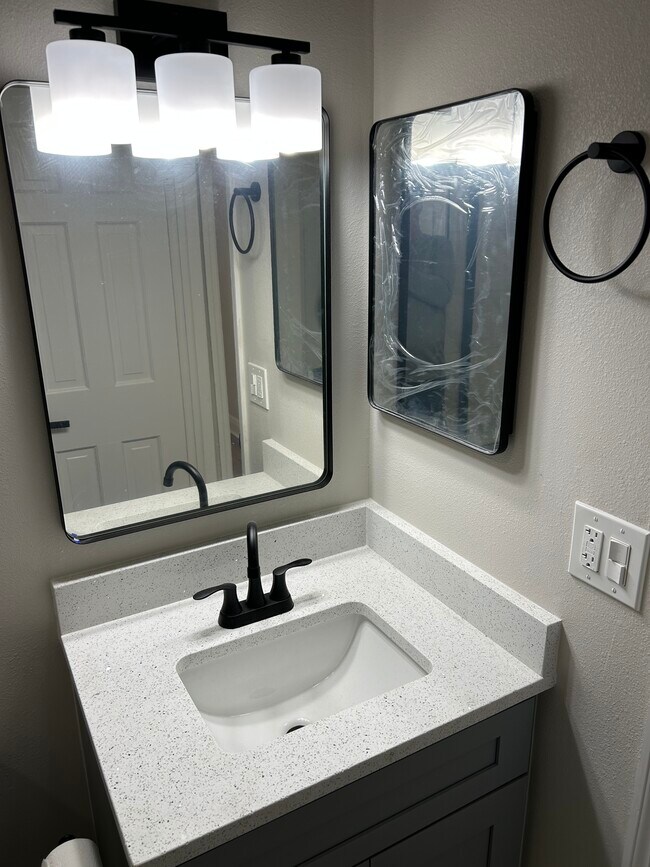 Building Photo - 3848 N Lake Dr