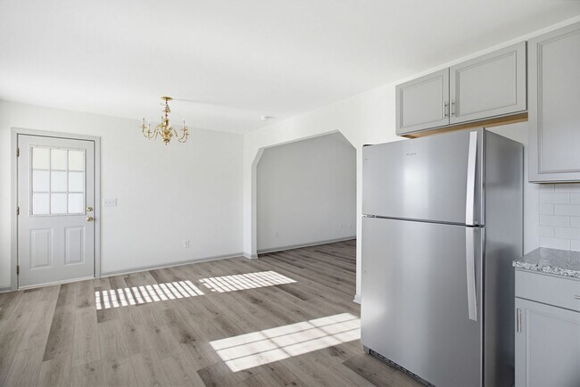 Building Photo - Beautifully Updated 3 bedroom, 2 bathroom Brick Ranch in Lexington