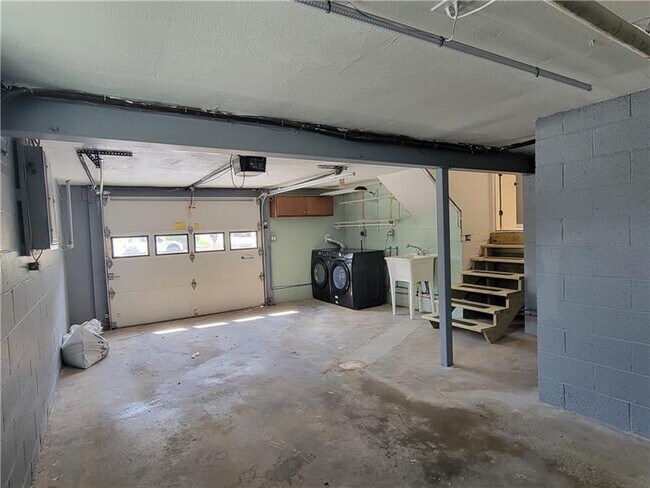 Building Photo - 113 Meadowbrook Dr