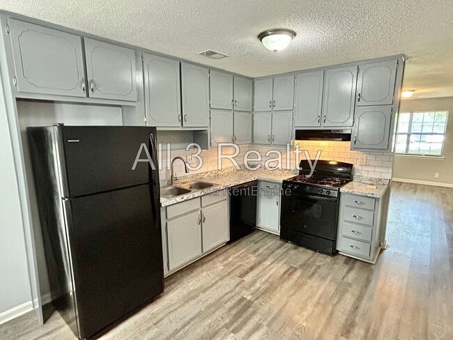 Building Photo - 8460 Pineland Dr