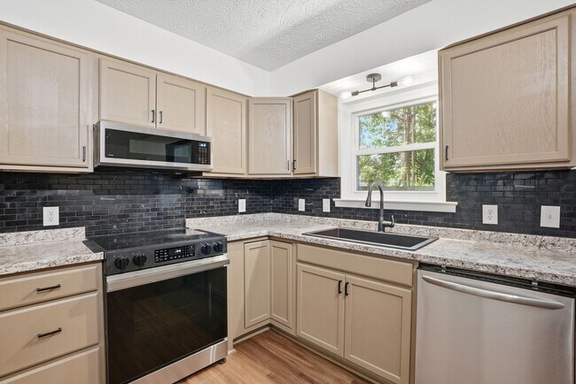 Building Photo - 703 Pineview Ct