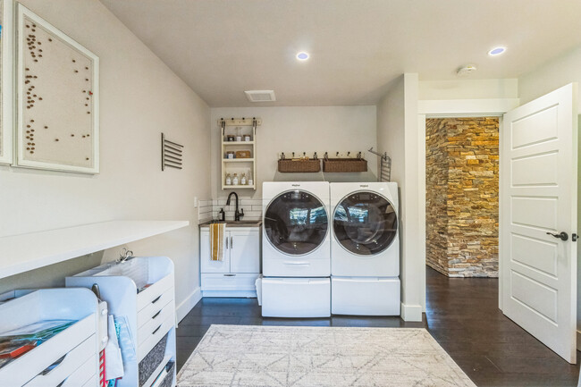 Building Photo - 30 Castlewood Dr