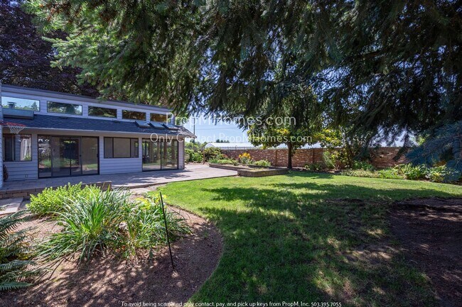 Building Photo - Spacious Three Bedroom Home in Desirable Charbonneau!