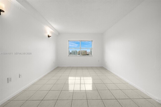 Building Photo - 400 Kings Point Dr