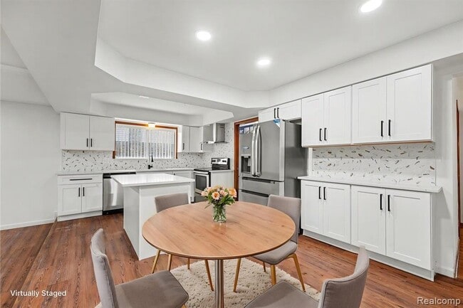 Building Photo - 35656 Saxony Dr