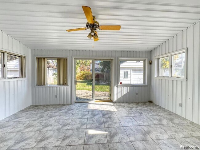 Building Photo - 806 N Altadena Ave