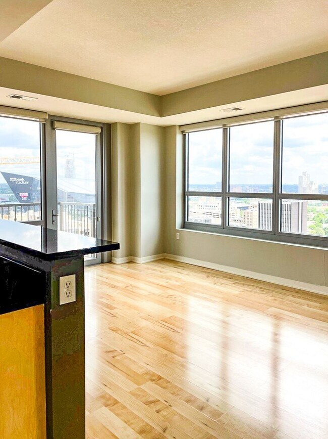 Building Photo - 21st Floor Corner Unit | Downtown Luxury Living w/ Balcony, Parking & Amenities