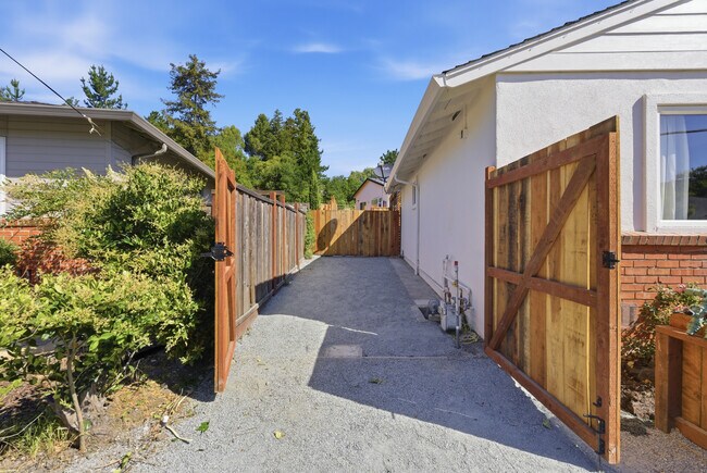 Building Photo - 3196 Rohrer Dr