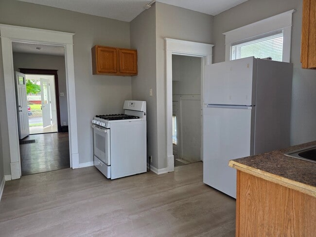 Building Photo - Large 3 Bedroom newly updated house for rent!