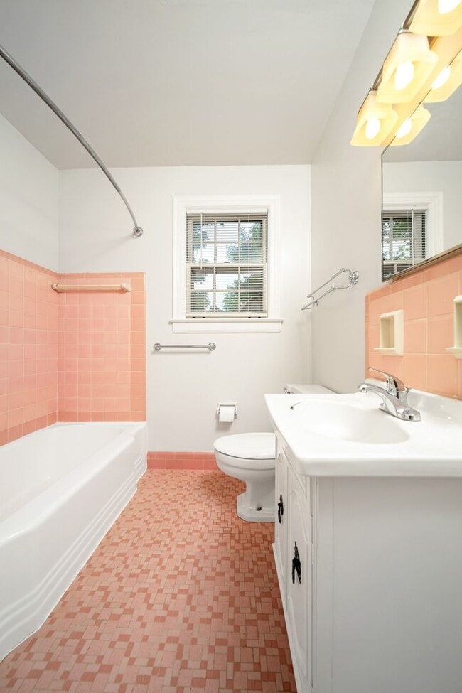 Building Photo - Charming 4BE/2BA home in the fantastic est...