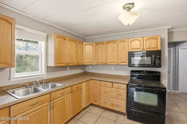 Building Photo - 61 Cassville Rd