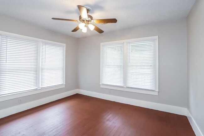 Building Photo - 522 12th Ave N