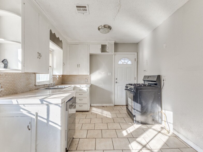 Building Photo - 1127 East 26th Pl N