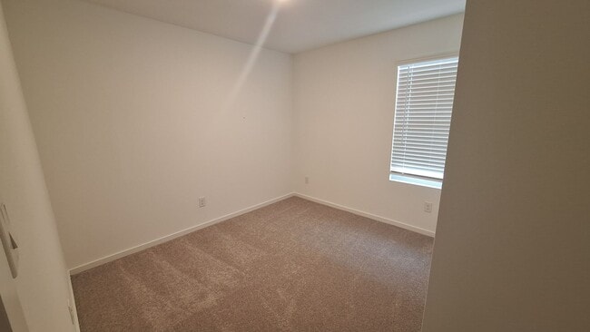 Building Photo - NEWLY BUILT 4 bedroom 2.5 Bath Single fami...