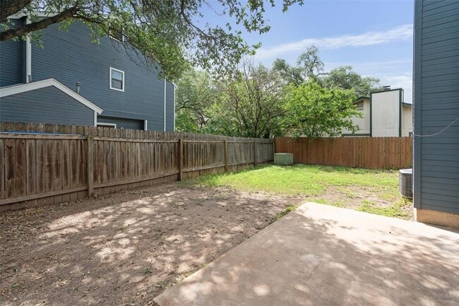 Building Photo - 6915 Woodhue Dr
