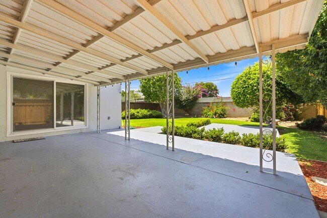 Building Photo - Beautifully Updated 3 Bedroom Home in Desired Costa Mesa Location