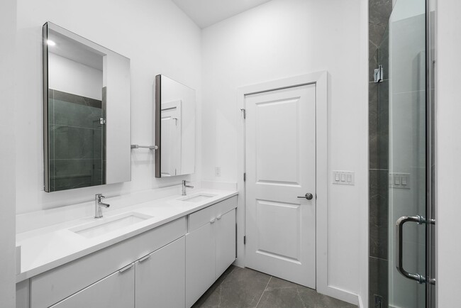 Building Photo - 4 Bed 3.5 Bath Townhomes 2176 sqft