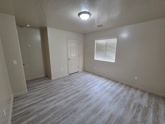 Building Photo - Large 4 Br - like new under $2k!