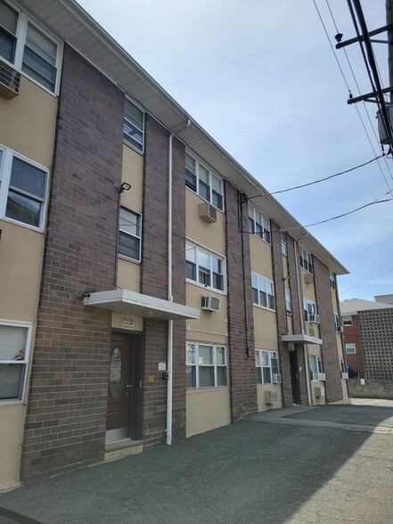 Building Photo - 218 Cliff St