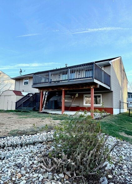 Deck/backyard - 256 S Dillwyn Rd