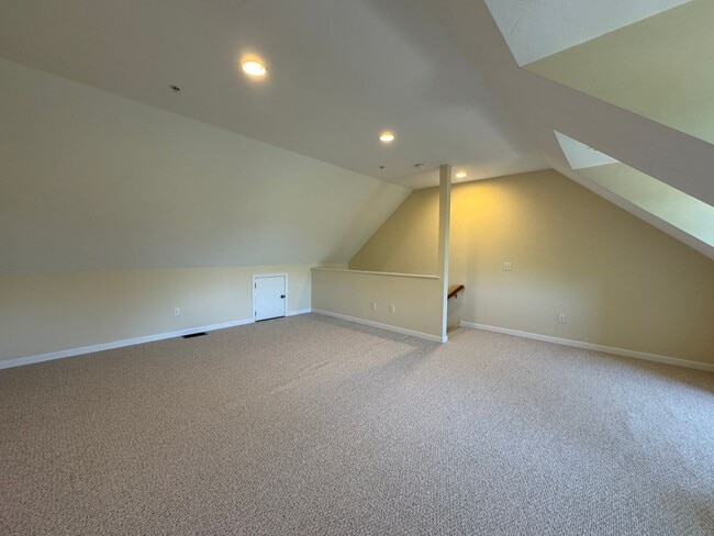 Building Photo - Updated Two-Bedroom Corner Townhouse in Lo...