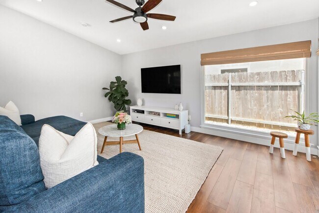 Building Photo - Long Term Unfurnished Rental available a f...