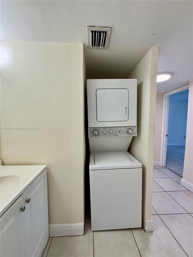 Building Photo - 8810 Fontainebleau Blvd