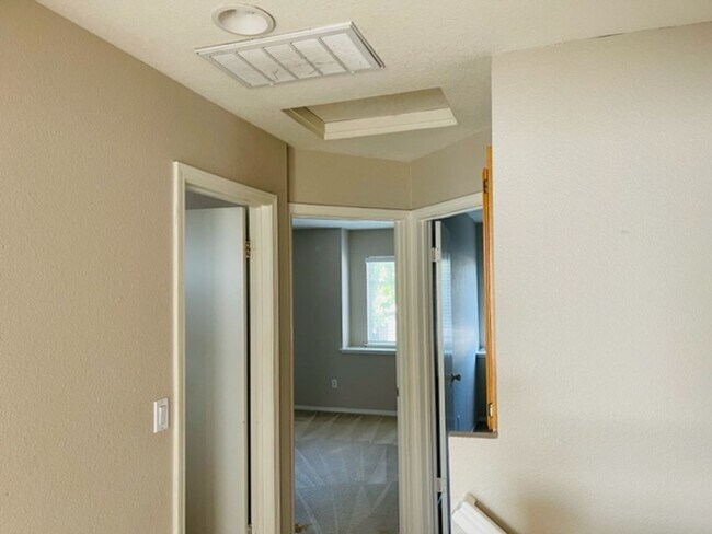 Building Photo - Close to freeway and shopping