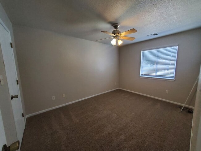 Building Photo - 3 bedroom, 2.5 bath 2 car garage Townhouse