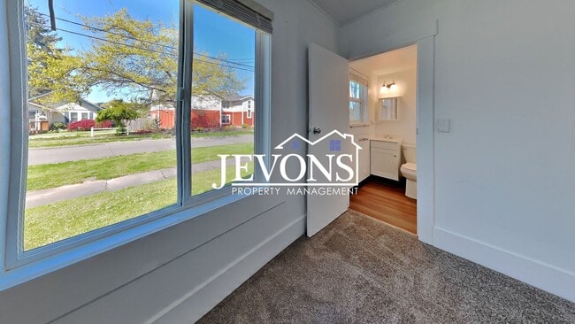 Building Photo - $600 Rent Credit - Well-kept ground-floor ...