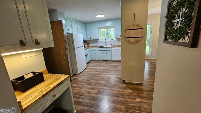 Building Photo - 810 Joy Dr
