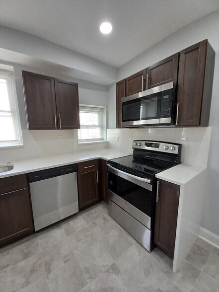 Building Photo - 943 E Stafford St