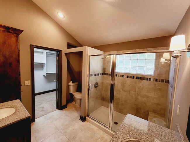 Building Photo - Spacious & Unique in Twin Oaks, Southwest ...