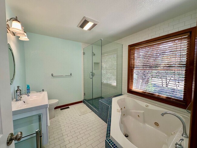 Building Photo - Stunning Running Y Ridge Home with Lake Views – Furnished or Unfurnished!