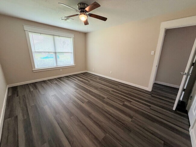 Building Photo - Spacious 3-Bedroom House in Lake Charles - Huge Backyard & Storage Shed