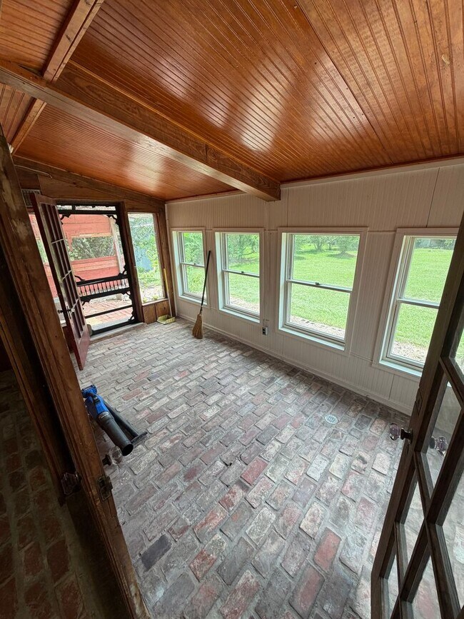 Building Photo - Unique farmhouse just outside Troy