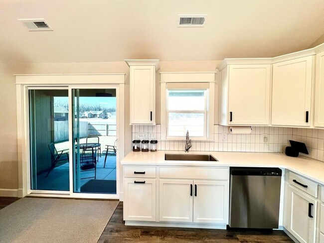 Building Photo - Modern Single-Family Home in Scenic Meadows Neighborhood