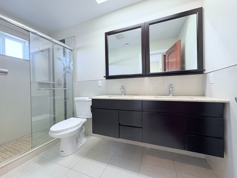 Bedroom 3 attached bathroom with double vanity - 109 Hillcrest Dr