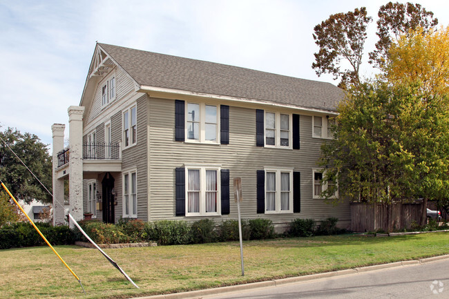 Primary Photo - 302 E Pecan St