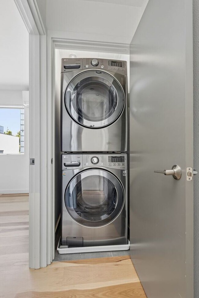 Building Photo - Fresh, Air-Conditioned Standalone Townhome in Coveted Lincoln Park