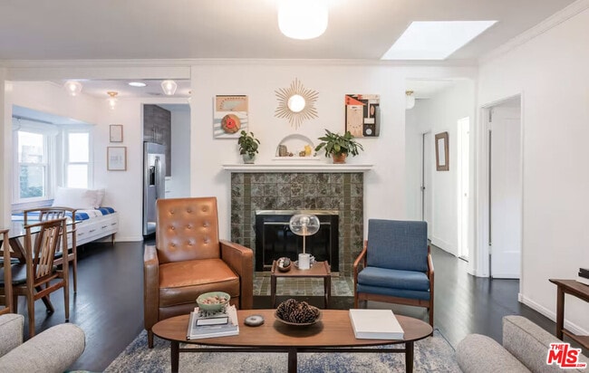 Building Photo - 829 Superba Ave