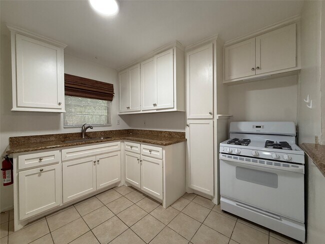 Building Photo - 1320 Heights Blvd